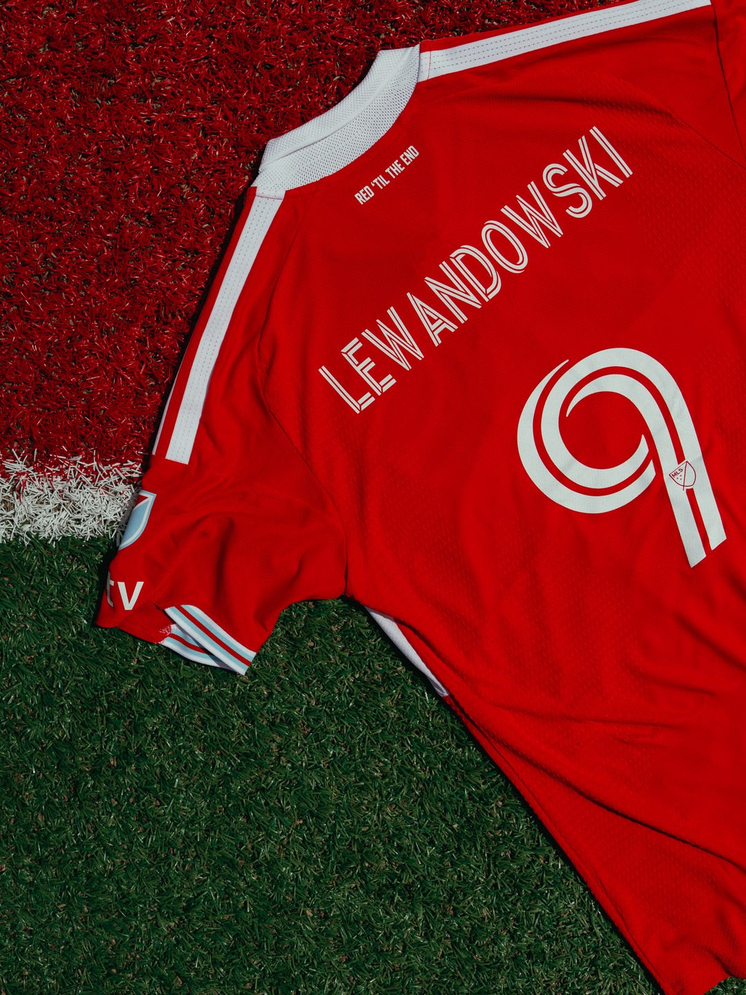 Robert Lewandowski 9 Official Jersey